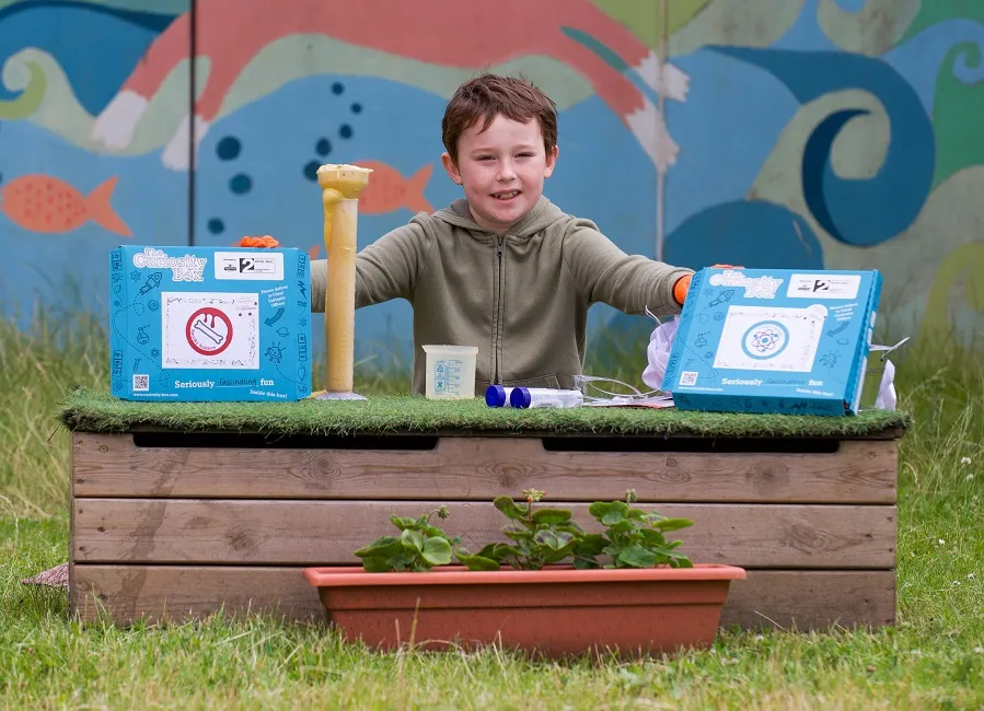 Primary school pupil with curiosity boxes